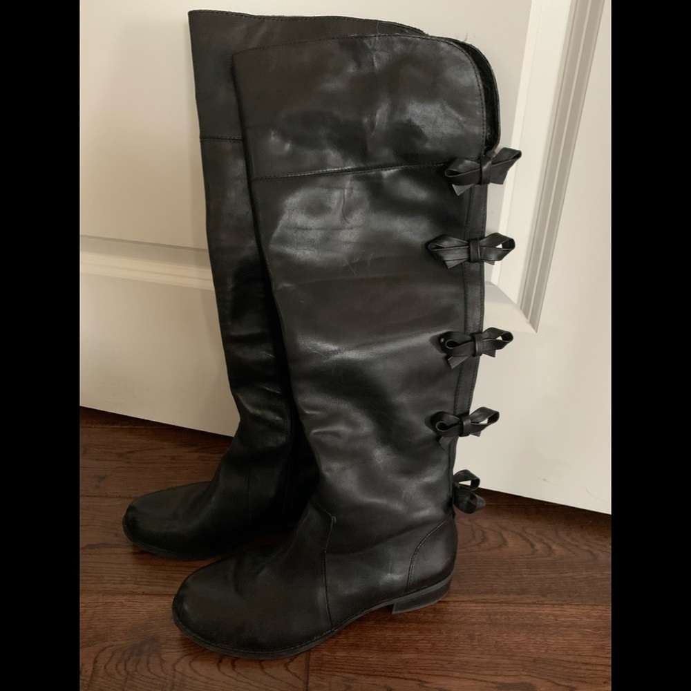 Black leather Gianni beanie boots with bows.